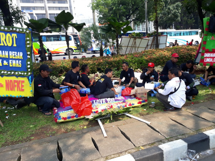 Nasib Nahas Karangan Bunga untuk Ahok di Hari Buruh