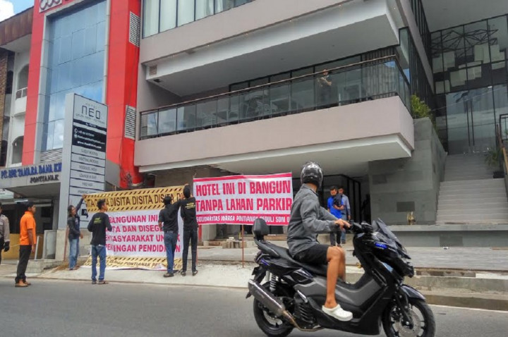 Warga Protes Pembangunan Gedung Parkir Gantikan Bangunan Sekolah