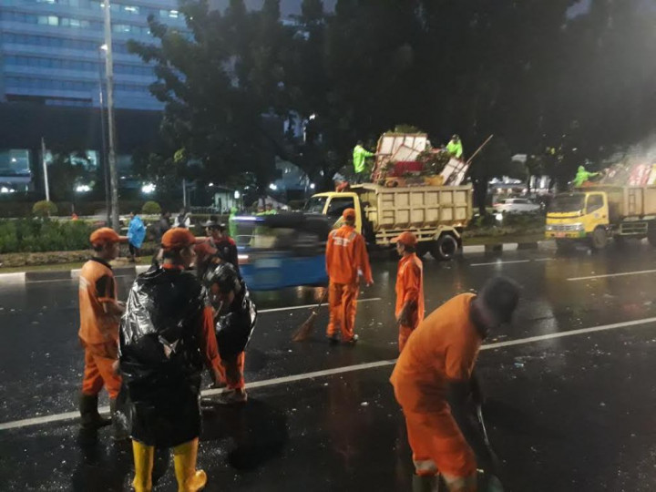 Massa Buruh Bubar, Jalan Medan Merdeka Dibersihkan