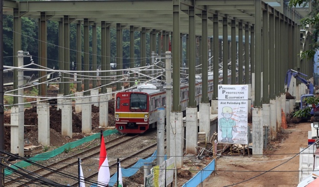 Pekerja menyelesaikan proyek pembangunan stasiun Sudirman Baru di Jakarta, Selasa (28/2). Stasiun ini akan menjadi salah satu stasiun yang dilewati Kereta Bandara. Foto: MI Galih Pradipta