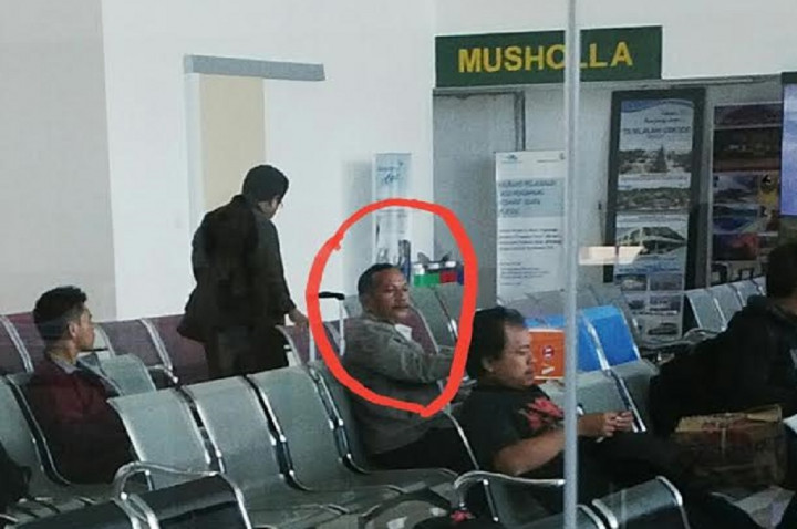 Pria Diduga Aiptu Labora Sitorus Terlihat di Bandara Silangit