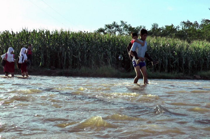 Anak-anak Dusun Cipluk Timur Harus Bertaruh Nyawa Setiap Pagi