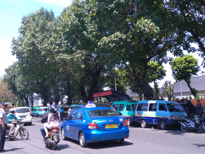 Puluhan Sopir Lyn Demo di Depan Terminal Purabaya