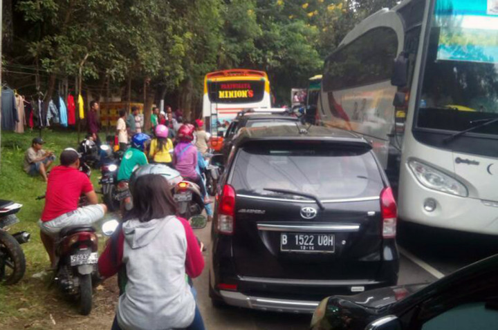 Kemacetan Panjang Terjadi di Jalan Menuju Lokasi Wisata Religi Colo
