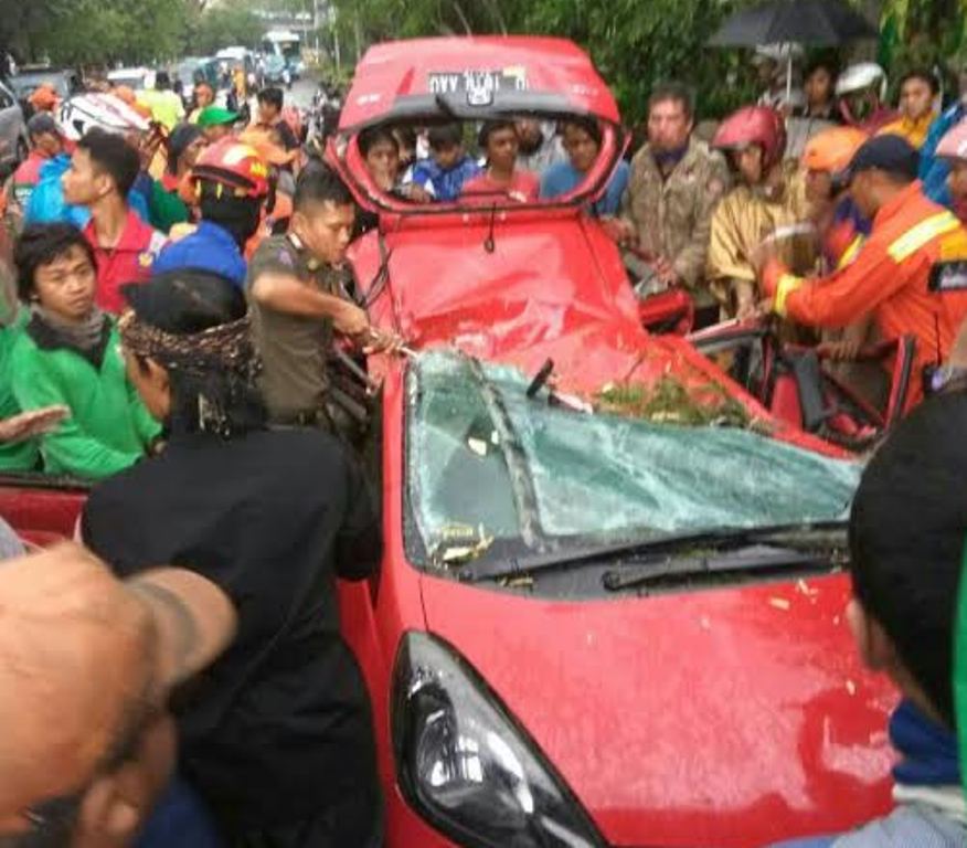 Mobil honda jazz berwarna merah D 1818 DAU rusak parah--Foto:Istimewa