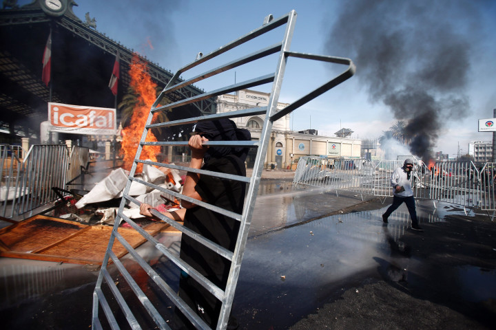 May Day di Santiago Berakhir Bentrokan