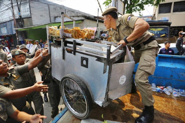  Pedagang kaki Lima Berharap Penertiban Peritel Modern