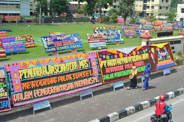 Polda Sumsel Dibanjiri Karangan Bunga