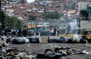 Demonstran Blokade Jalanan Venezuela dengan Sampah