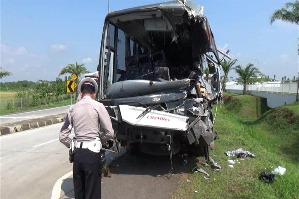 Bus pariwisata yang kecelakaan di Tol Cipali, Subang, Jabar, 3 Mei 2017, Metro TV - Reza Sunarya