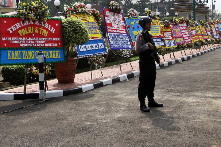 Setelah Balai Kota, Giliran Mabes Polri Dipenuhi Karangan Bunga