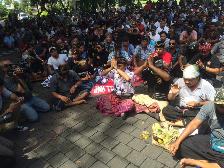 Sopir Taksi Biasa Demo di Kantor Gubernur Bali