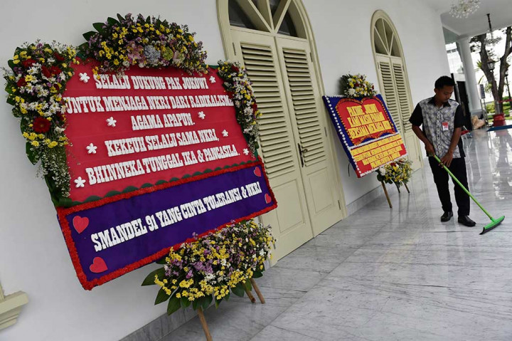 Karangan Bunga Juga Mampir ke Istana