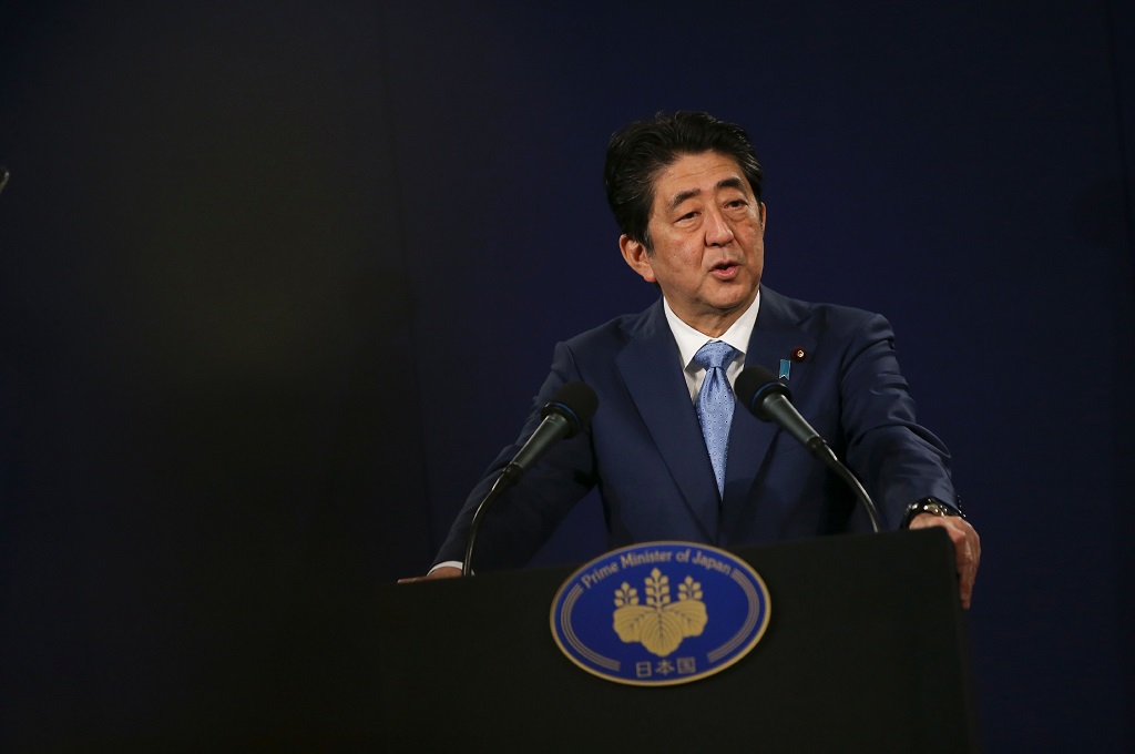 Perdana Menteri Jepang Shinzo Abe di London, Inggris, 29 April 2017. (Foto: AFP/DANIEL LEAL-OLIVAS)
