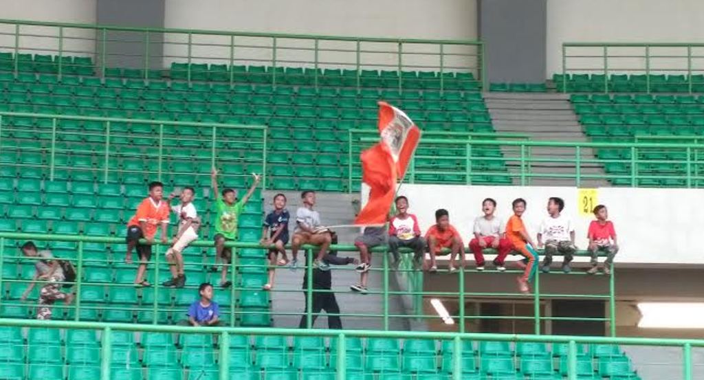 Belasan The Jakmania cilik di Stadion Patriot Bekasi, Jawa Barat (Foto: MTVN/Krisna)
