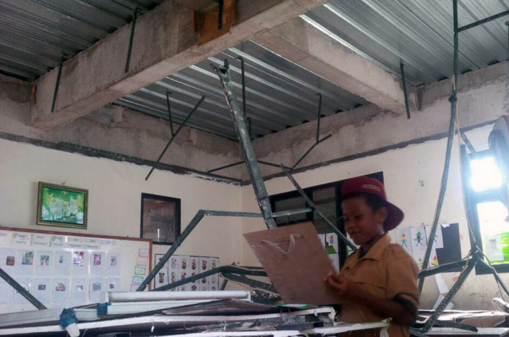 Plafon Sekolah Runtuh, Siswa SD Negeri Kedaung Diliburkan