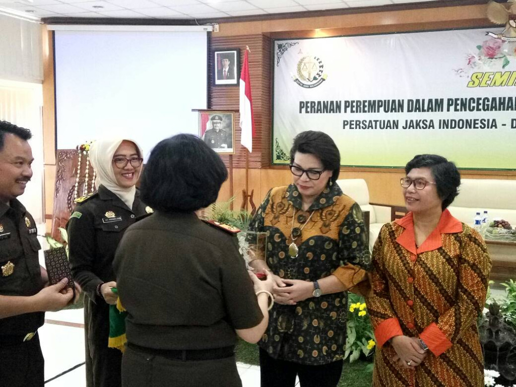 Wakil Ketua KPK, Irjen (Purn) Basaria Panjaitan selepas mengisi seminar bertema 