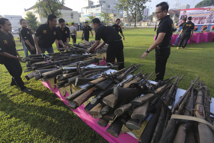 Warga Perbatasan RI-Papua Nugini Serahkan Senpi kepada TNI