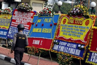 <i>Wake Up Call</i> dengan Karangan Bunga