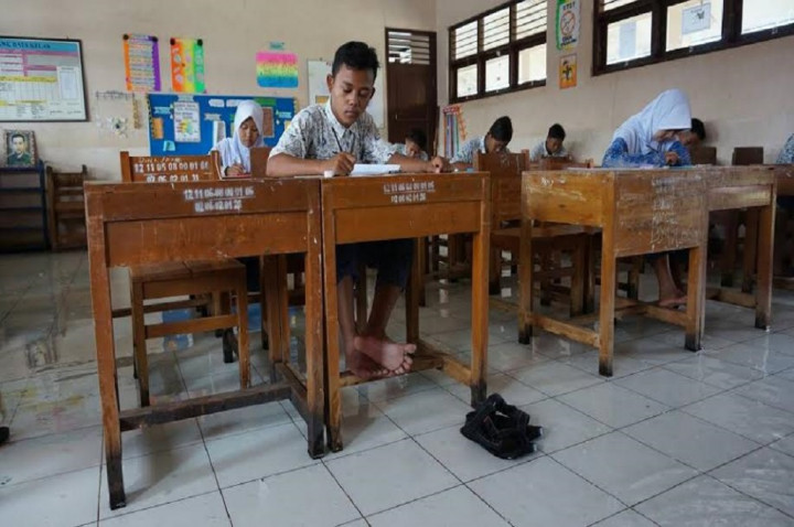 Siswa SMP di Pekalongan Ujian di Tengah Genangan