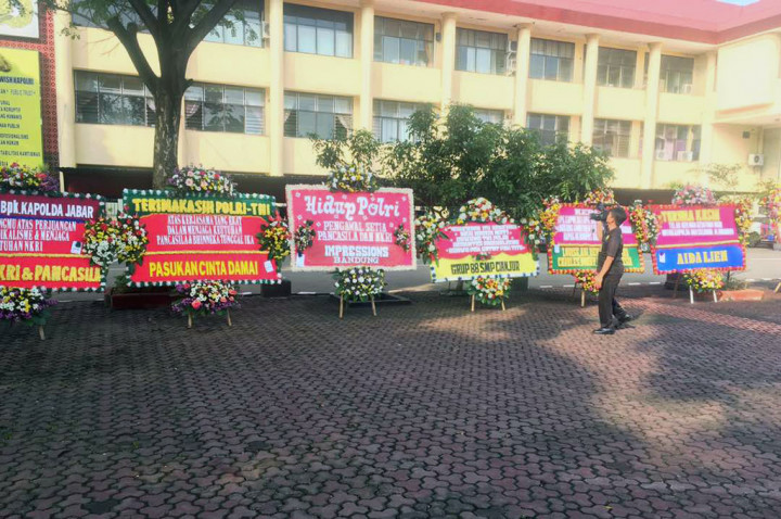 Demam Karangan Bunga Sampai di Polda Jabar