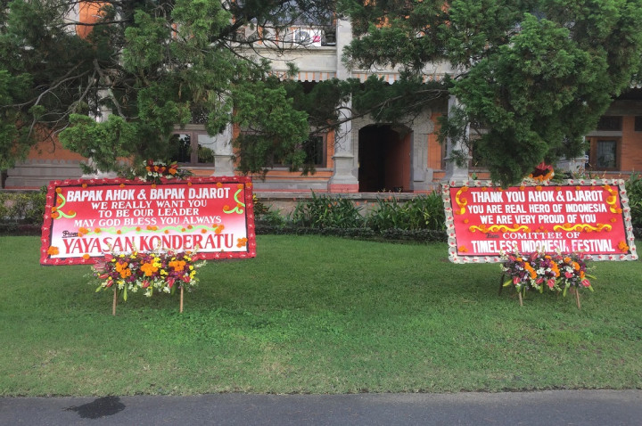 Karangan Bunga untuk Ahok Dipajang di Depan DPRD Bali