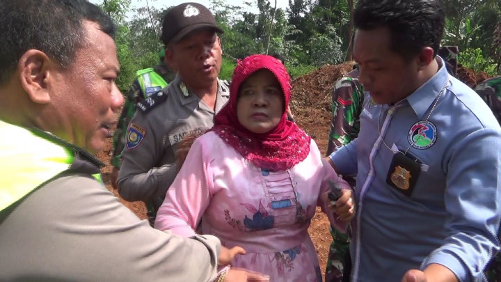 Dengan Pentungan Bambu, Dausri Melawan Eskavator Pengeksekusi