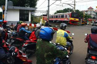 Aparat Berjaga di Perlintasan Sebidang Pasar Minggu