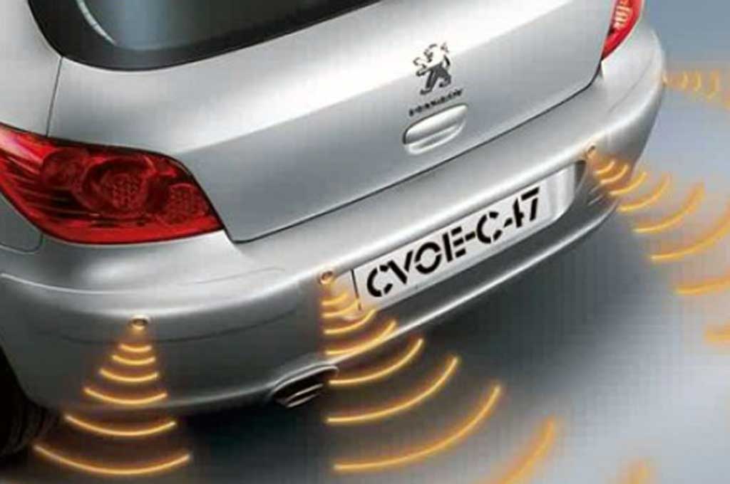 Sensor parkir membantu pengemudi saat parkir. RPMelectronics