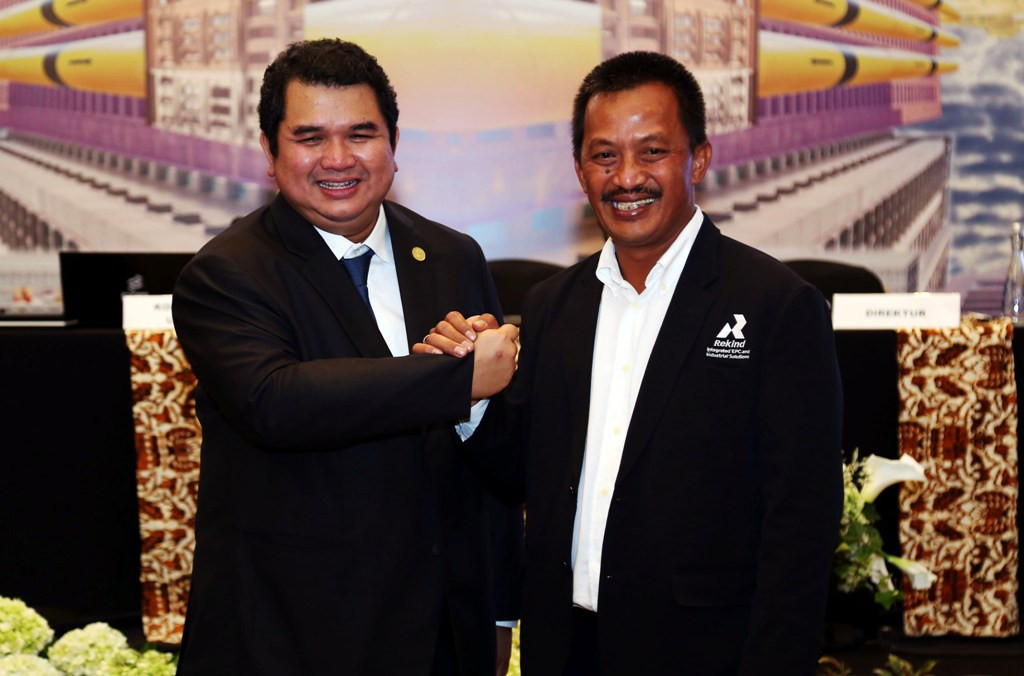 Dirut PGN periode 2017-2022 Jobi Triananda Hasjim (kanan) berjabatan tangan dengan Dirut PGN sebelumnya, Hendi Prio Santoso (kiri). (FOTO: Antara/Erwin)