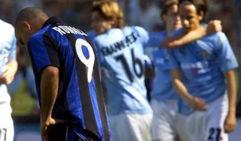 Striker Inter Ronaldo menunduk usai timnya dikalahkan Lazio dengan skor 2-4 pada laga terakhir Liga Serie-A Italia musim 2001--2002 (Tdifh)