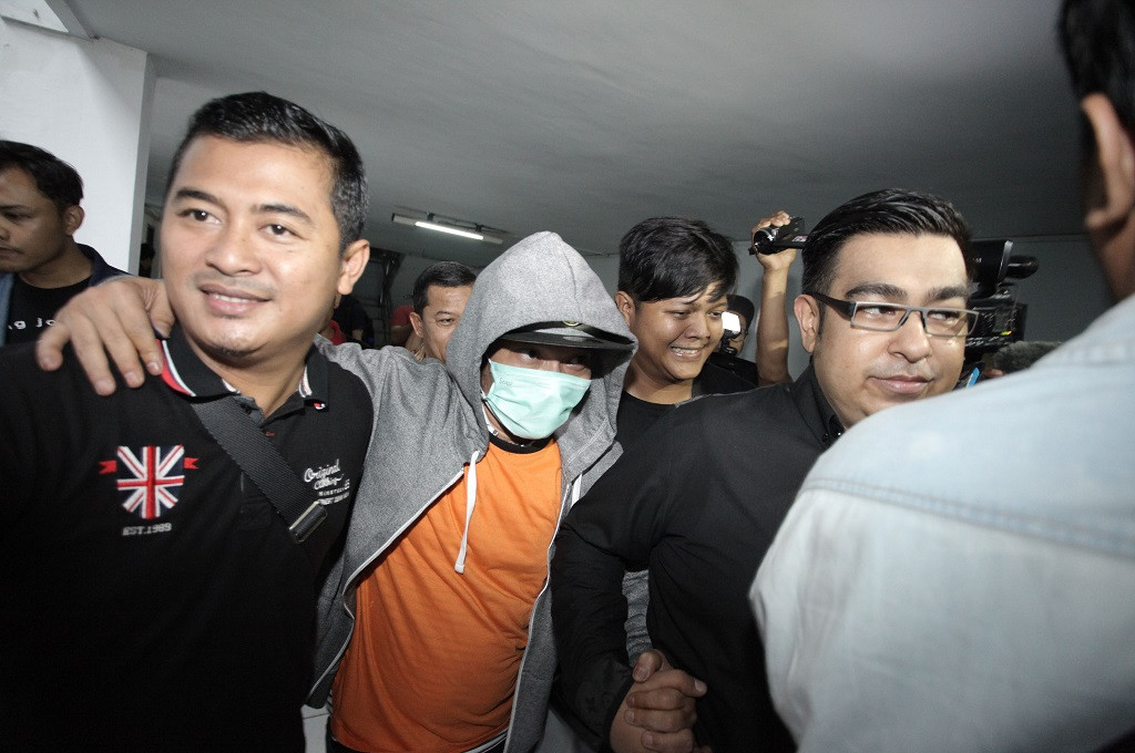 Musisi Iwa K dikawal usai menjalani asssement di BNN Cawang, Selasa 2 Mei 2017, MI - Arya Manggala