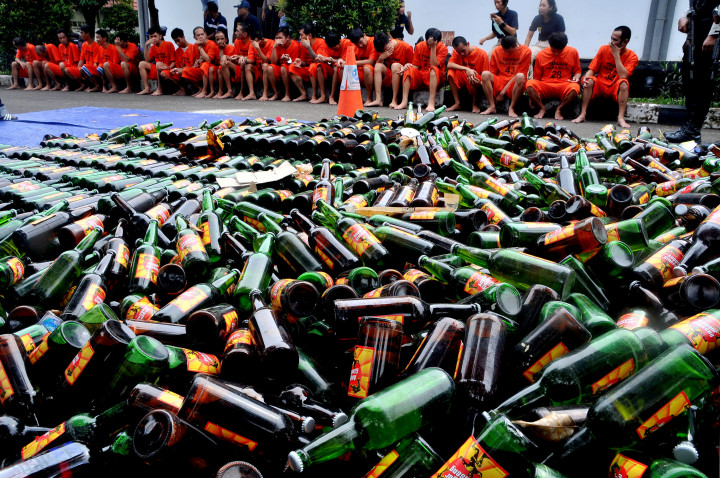 Polda Gorontalo Musnahkan Ribuan Botol Miras Sitaan