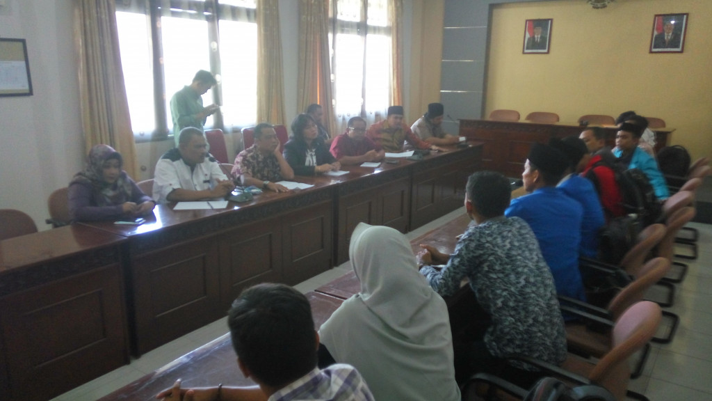 Perwakilan mahasiswa diterima anggota DPRD Kota Pontianak. (Metrotvnews.com/Agung Widura)