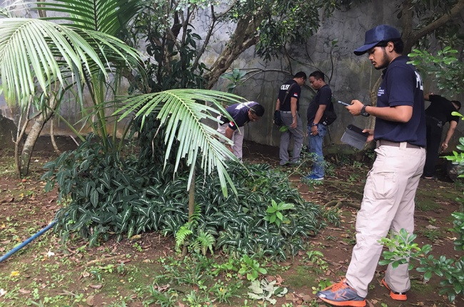 Polisi mencari barang bukti ke sekitar rumah Ketua Fraksi PKS DPR Jazuli Juwaini di Jalan Musyawarah, Kelurahan Sawah, Kecamatan Ciputat, Tangerang Selatan. Foto: Metrotvnews.com/Farhan Dwitama