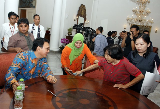 Gubernur DKI Jakarta Basuki Tjahaja Purnama saat menerima aduan warga. Foto: MI/Galih Pradipta