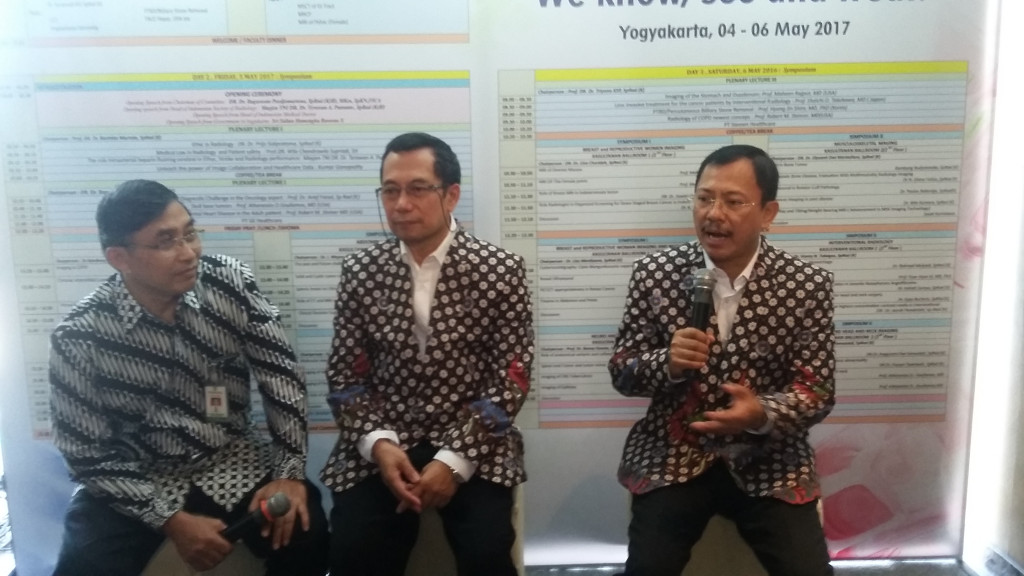 Ahli radiologi RSUP Dr Sardjito Yogyakarta,  Bagaswoto Poedjiomartono (tengah) dan  Ketua Perhimpunan Dokter Spesialis Radiologi Indonesia, Mayjen DR dr Terawan A Putranto Sp Rad (kanan). (Metrotvnews.com/Ahmad Mustaqim)