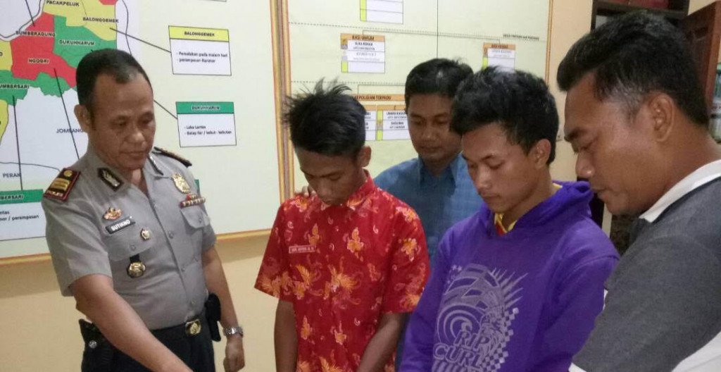 Tiga pelaku pengedar obat terlarang di Mapolsek Megaluh.--MTVN/Nurul--