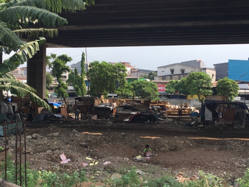Aktivitas kembali menggeliat di kolong Tol Wiyoto Wiyono, Jakarta Utara. Foto: Metrotvnews.com/Riyan Ferdianto.