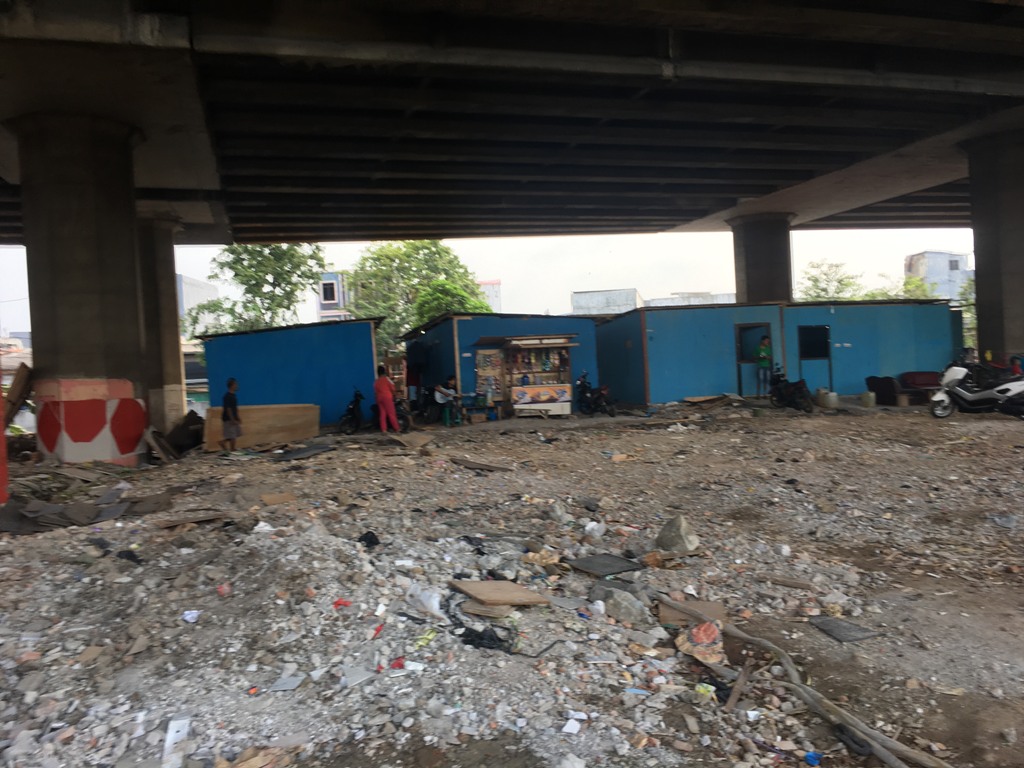 Warga kembali ke kolong Tol Wiyoto Wiyono. (Foto: MTVN/Riyan Ferdianto).