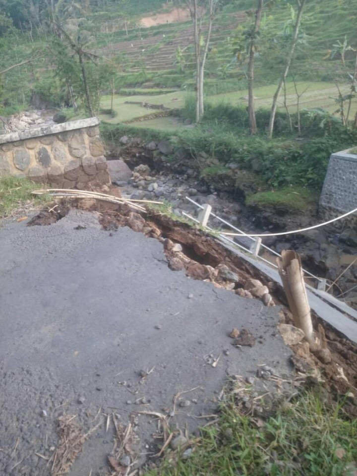 Pondasi Terkikis, Jembatan Poncol Magetan Putus