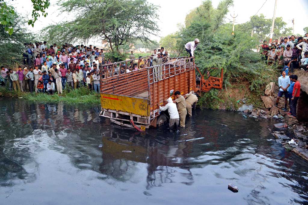 Truk Jatuh ke Kanal, 14 Penumpang Tewas