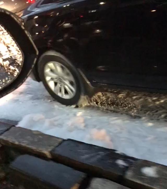 Benda Mirip Salju di Jalan Jenderal Sudirman Sabun untuk Melunakkan Tanah