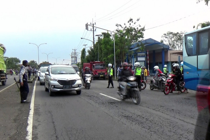 Petugas Gabungan Razia Kendaraan Bermotor di Jombang
