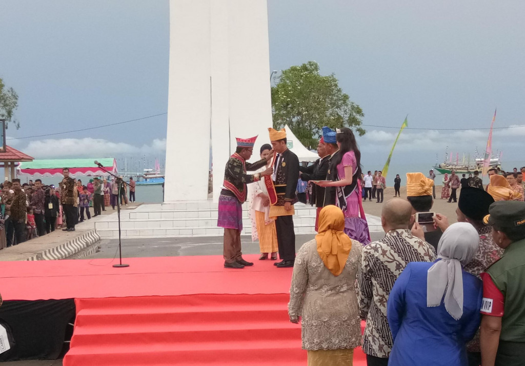 Presiden Joko Widodo dan Ibu Iriana Widodo (tengah) di Tanah Bumbu/MTVN/Achmad Zulfikar Fazli
