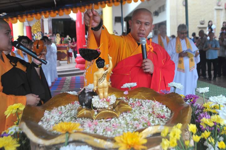 Jelang Waisak, Umat Buddha Gelar Ritual Mandi Rupang