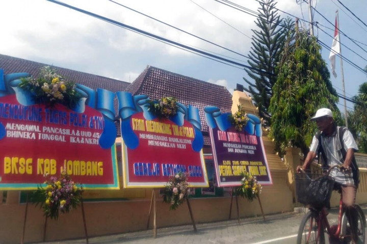 Polres Jombang Kebagian Karangan Bunga