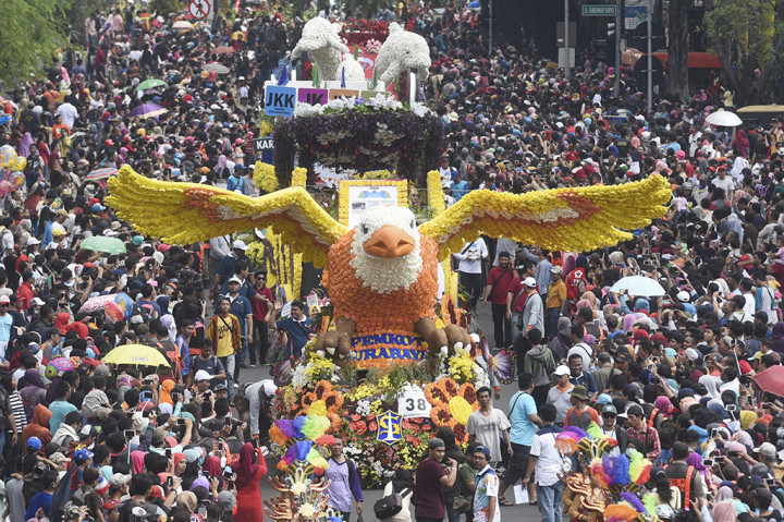 Kemeriahan Parade Budaya dan Bunga di Surabaya