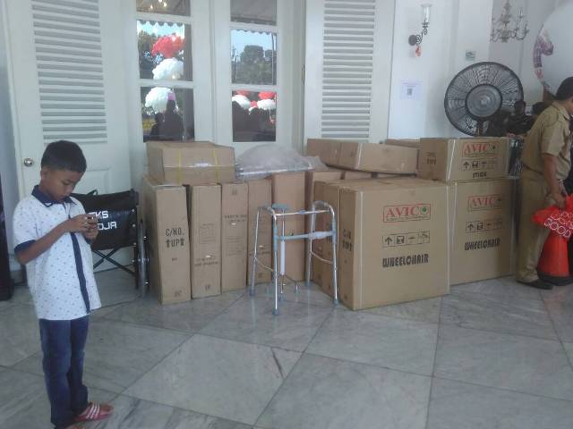 Pendukung Ahok-Djarot Sumbang Alat Kesehatan