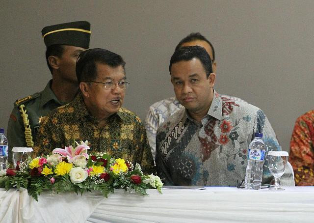 Wakilm Presiden Jusuf Kalla berbincang dengan Anies Baswedan. Foto: MI/ARya